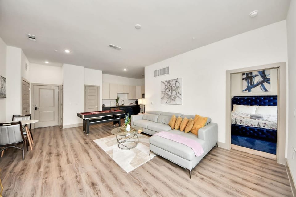 Luxury 2BR King Beds 60 TVs Pool Table Game Room Apartment in Addicks