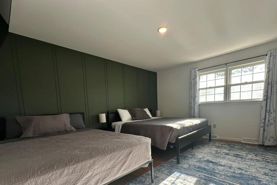 Contractor/Family Hub-3 Living Areas - Sleeps Many House in Columbia