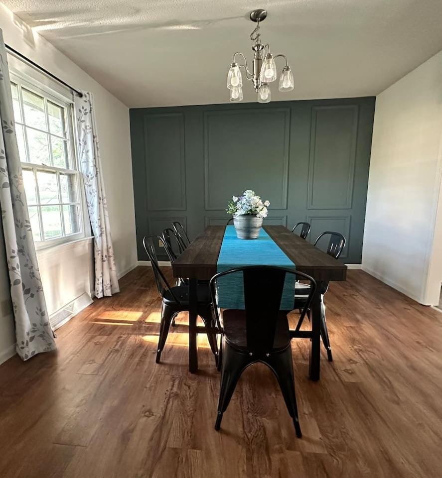 Contractor/Family Hub-3 Living Areas - Sleeps Many House in Columbia