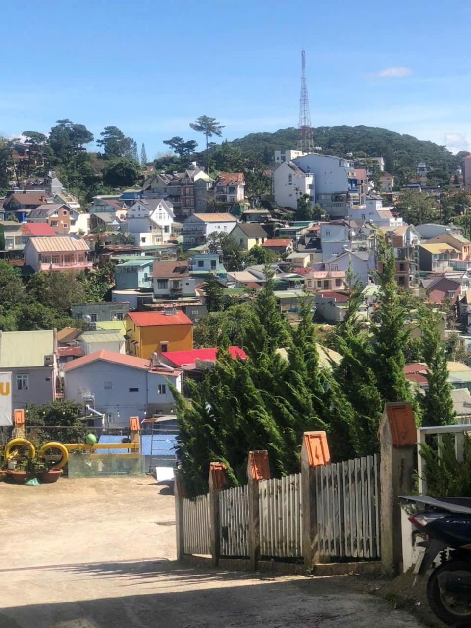 Day, Natural landscape, Street view, Location, Parking