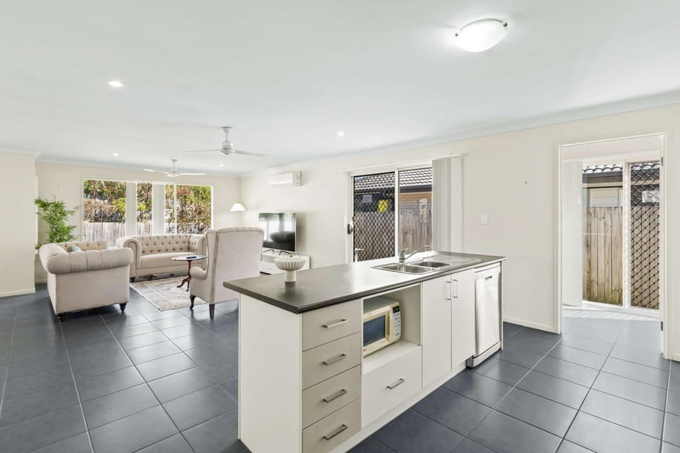 Comfortable 4BR Coomer Escape Close to Everything House in Coomera