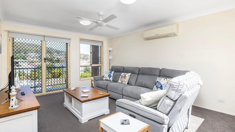 Balcony/Terrace, Living room, Seating area, air conditioner