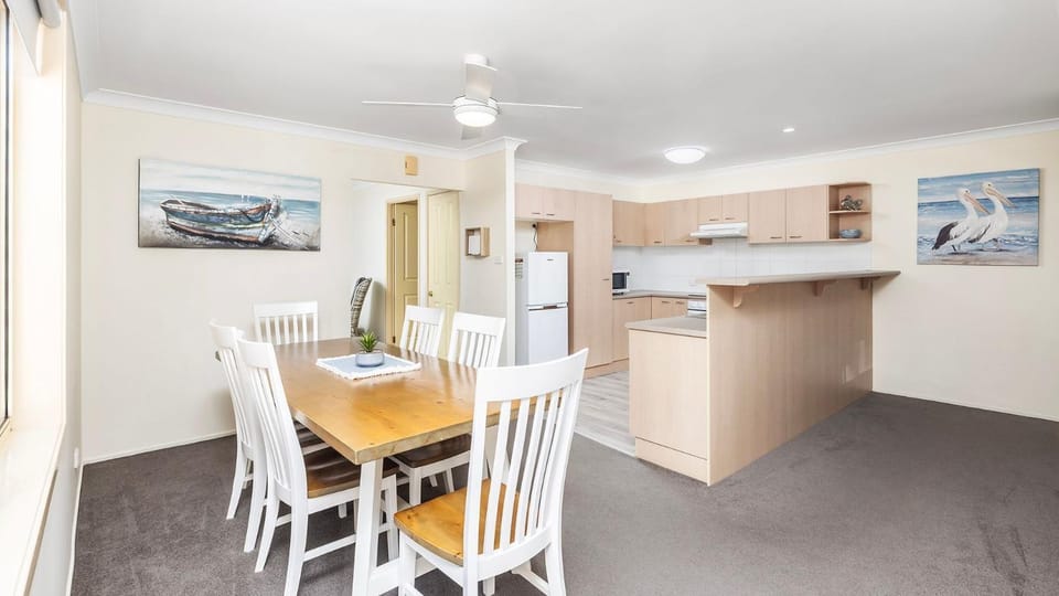 Kitchen or kitchenette, Dining area, oven, stove