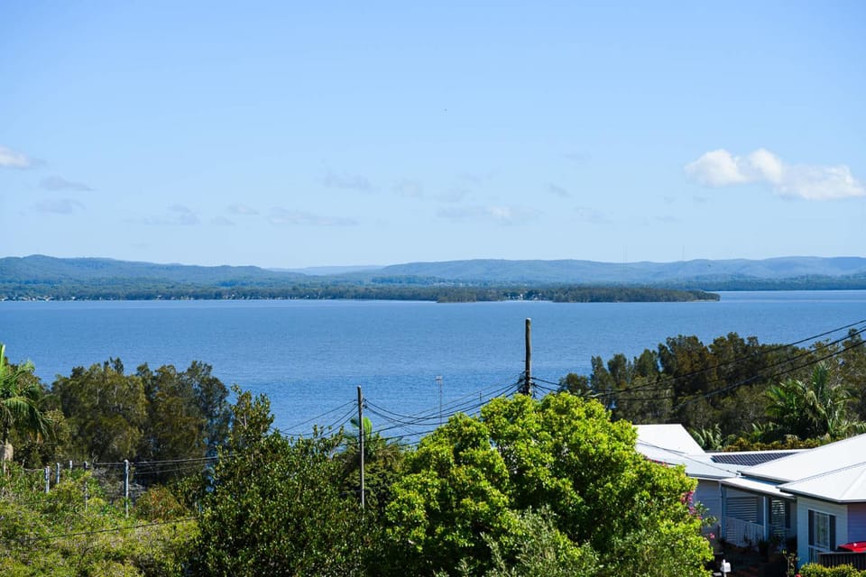 Central 4BR Retreat Near Beach & Waterfront House in The Entrance