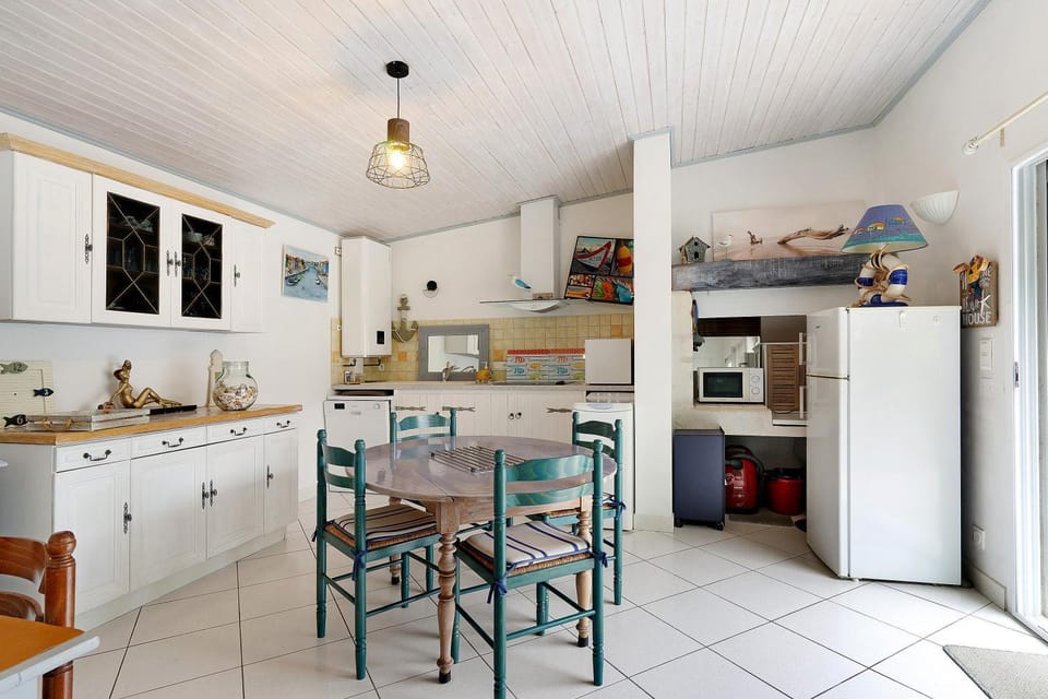 Property building, Kitchen or kitchenette, Living room