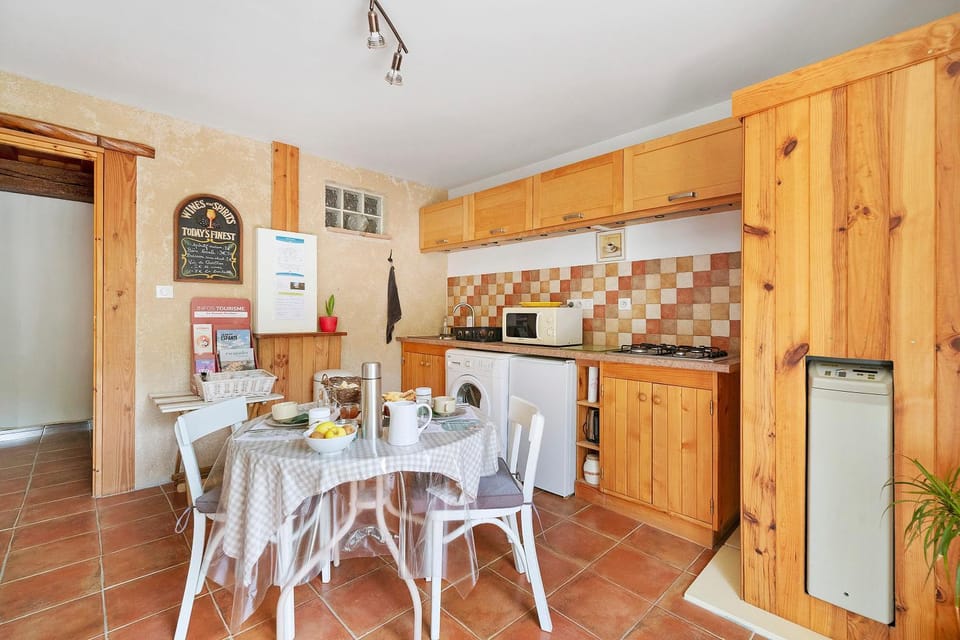 Property building, Kitchen or kitchenette, Living room