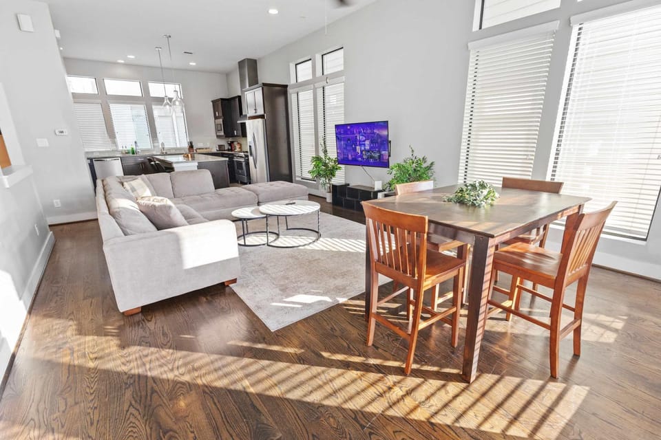 Modern 3BR Near DT NRG & FIFA I Rooftop Garage House in Harris County