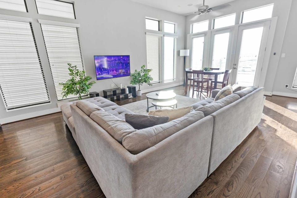 Modern 3BR Near DT NRG & FIFA I Rooftop Garage House in Harris County
