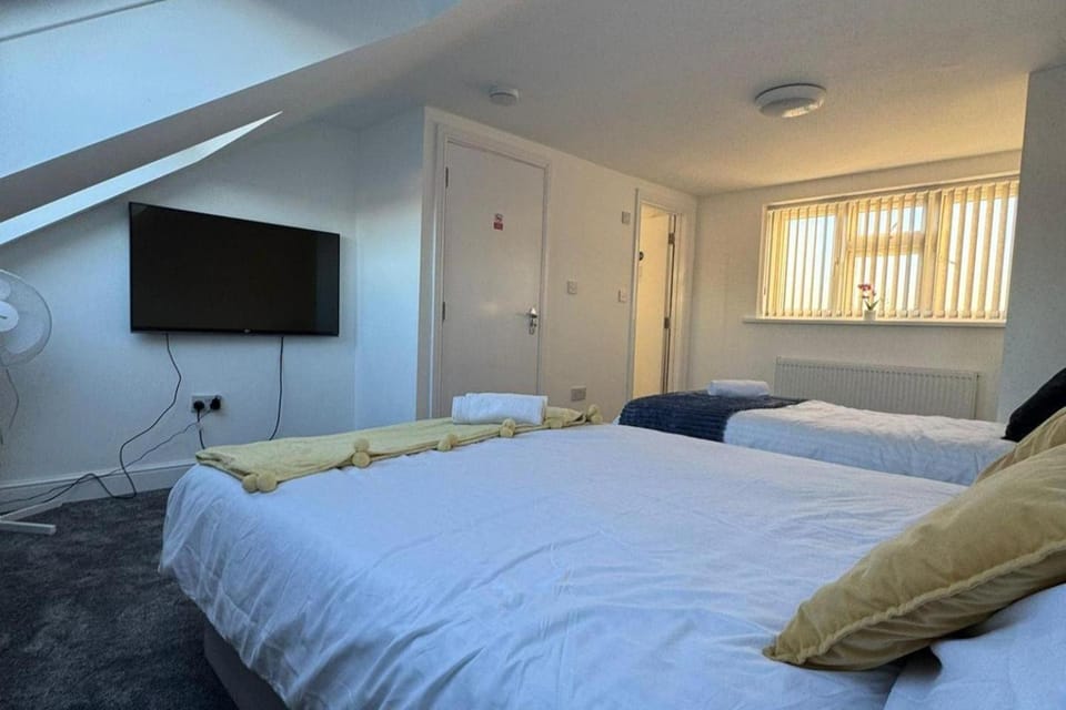 TV and multimedia, Photo of the whole room, Bedroom