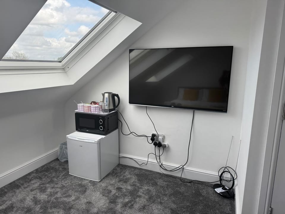 Near Heathrow - Studio - WiFi - Parking - Sleeps 3 Apartment in Uxbridge