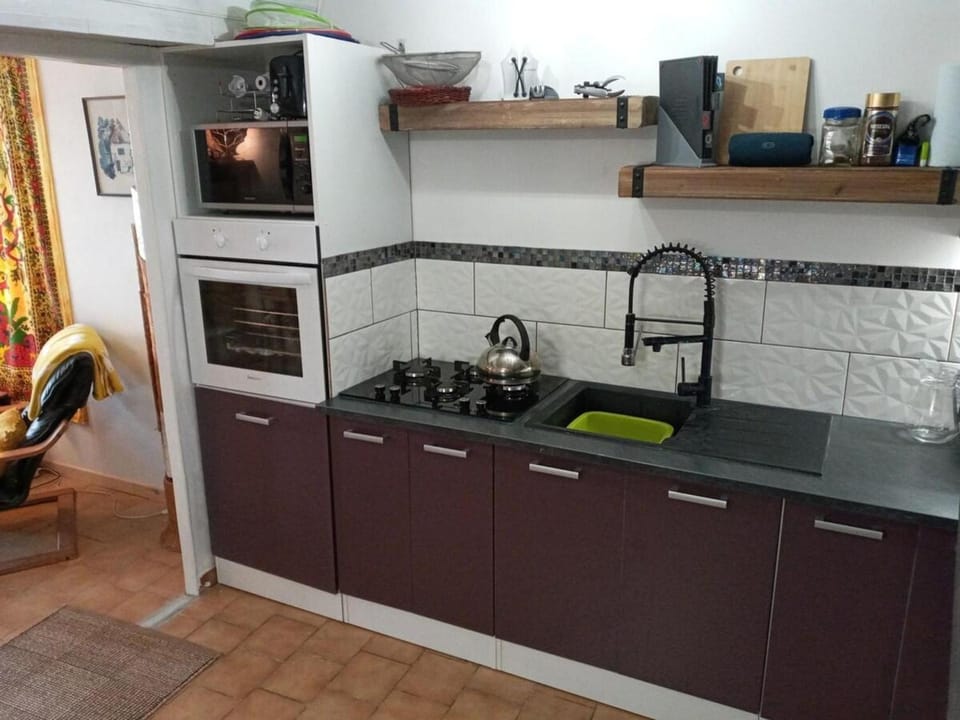 Coffee/tea facilities, Kitchen or kitchenette, dishwasher, stove