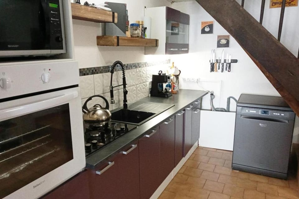 Coffee/tea facilities, Kitchen or kitchenette, microwave, stove, toaster, washing machine