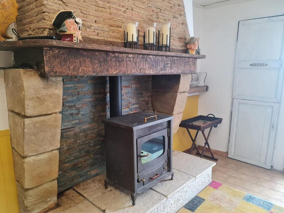 Decorative detail, fireplace, acessibility