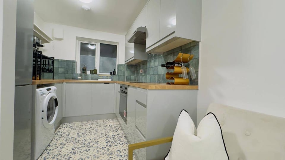 Elizabeth Line - Parking - WiFi - Sleeps 4 Apartment in Dartford