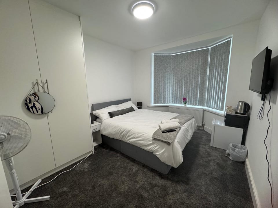 Near Heathrow - Studio - WiFi - Parking - Sleeps 2 Apartment in Uxbridge