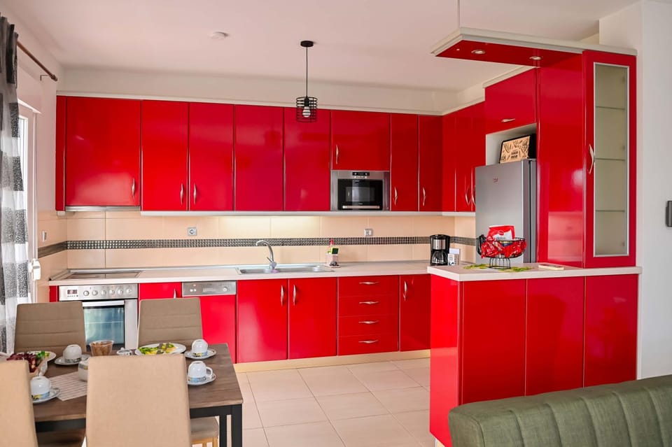 Kitchen or kitchenette, Dining area, oven