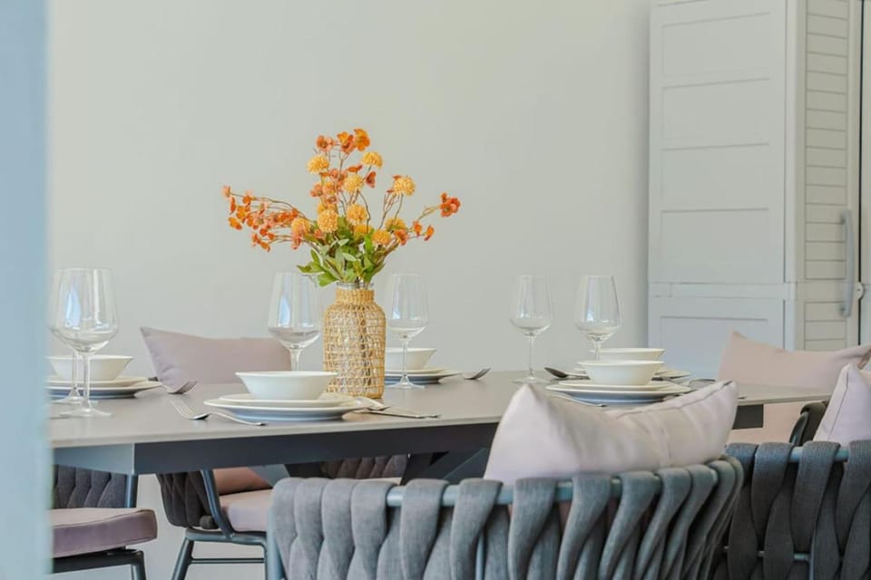 Seating area, Dining area