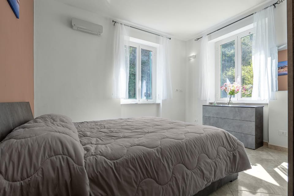 Bed, Photo of the whole room, Bedroom, air conditioner