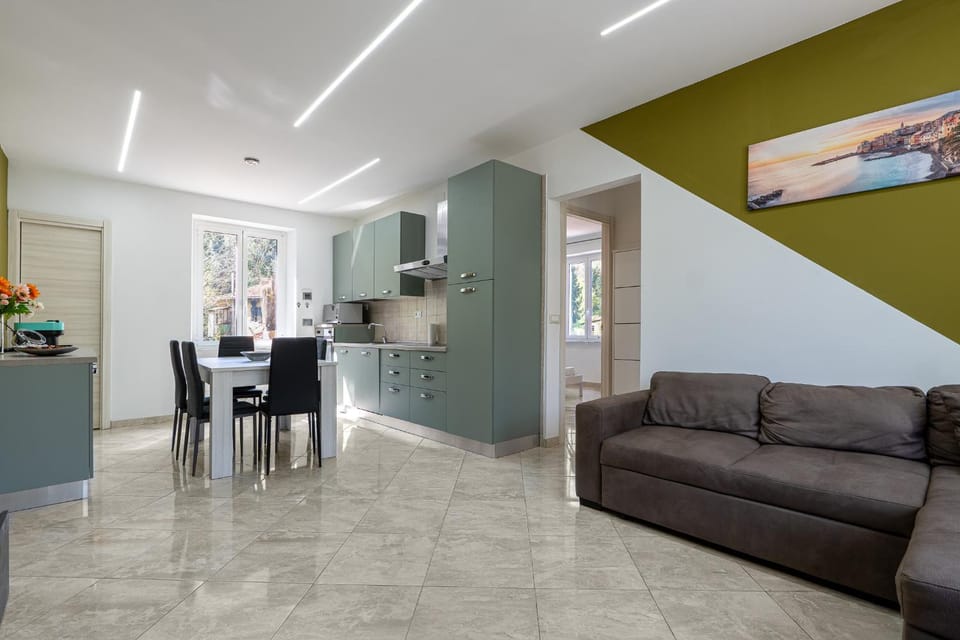 Kitchen or kitchenette, Living room, Seating area, Dining area, minibar, oven, pet friendly, stove