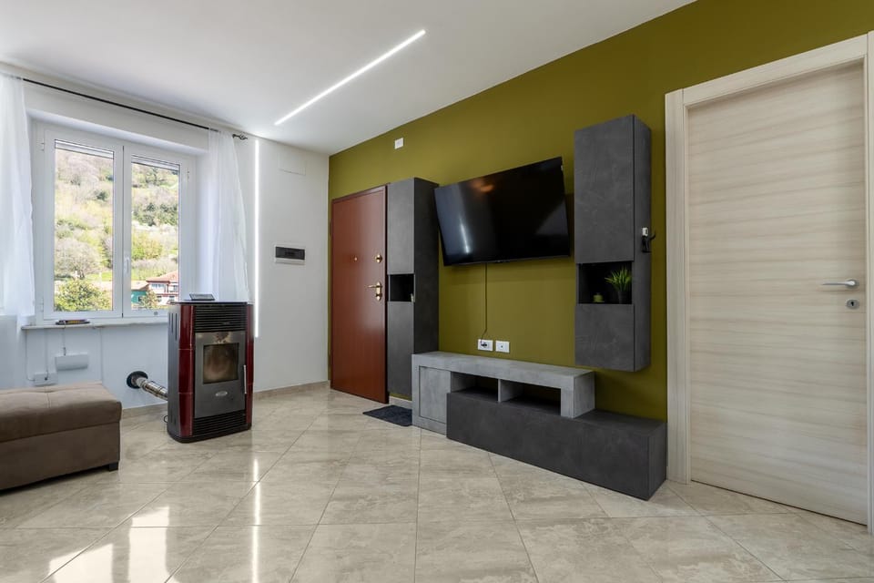 Communal lounge/ TV room, TV and multimedia, Living room, Seating area, Evening entertainment, wardrobe
