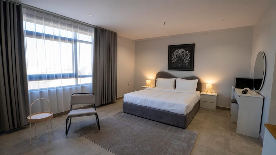 Bed, Photo of the whole room, Seating area, Bedroom