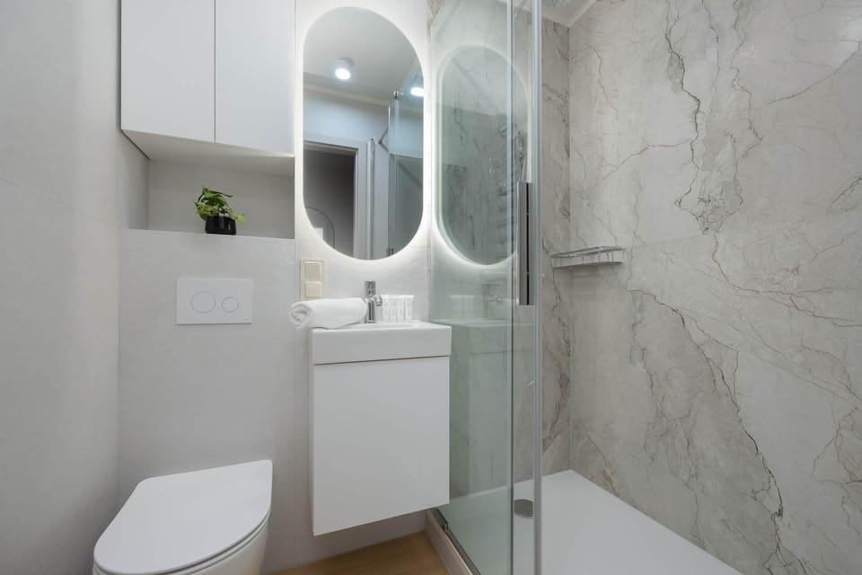 Shower, Toilet, Bathroom, towels
