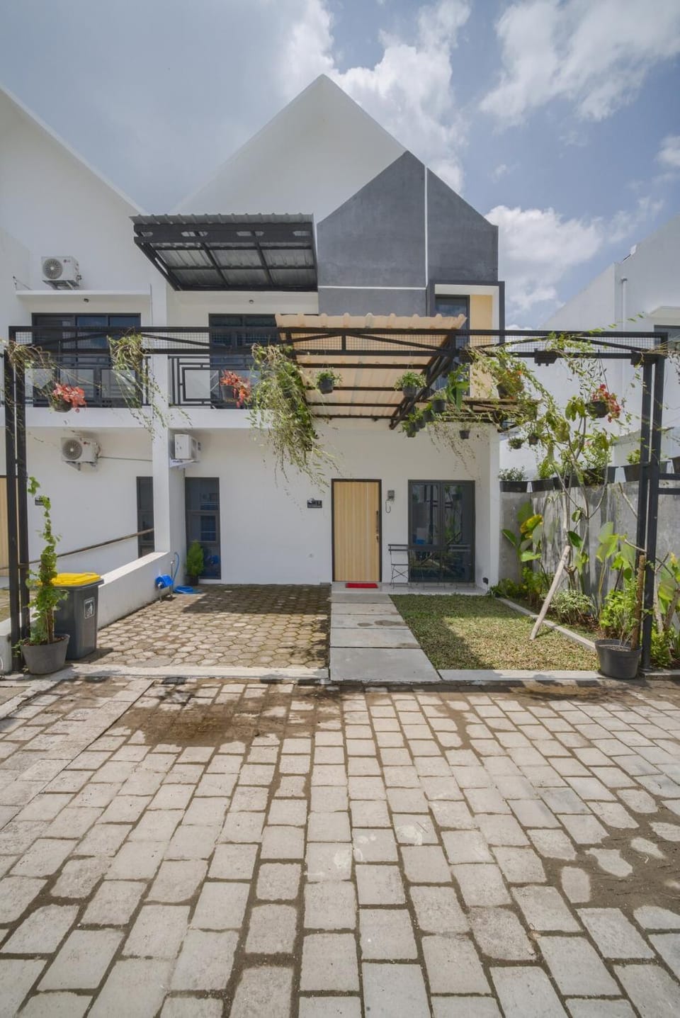 Property building, Garden, Balcony/Terrace