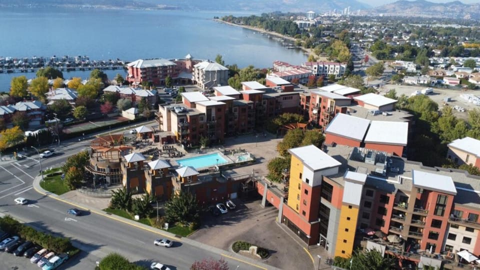 Luxury Playa Del Sol Condo 435 w Pool, Hot Tub & Beach Nearby House in Kelowna