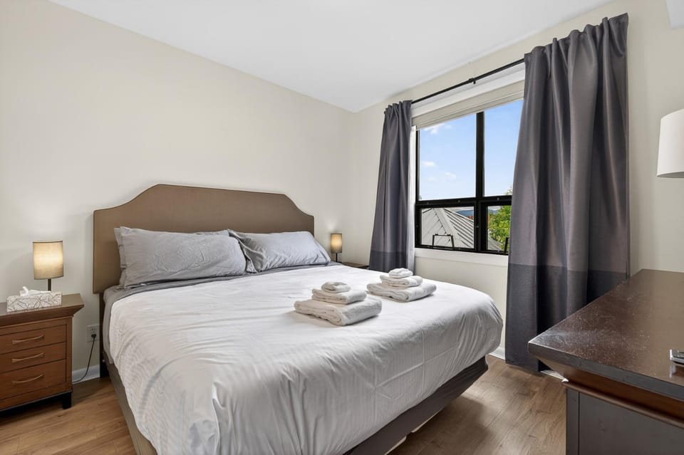 Luxury Playa Del Sol Condo 435 w Pool, Hot Tub & Beach Nearby House in Kelowna