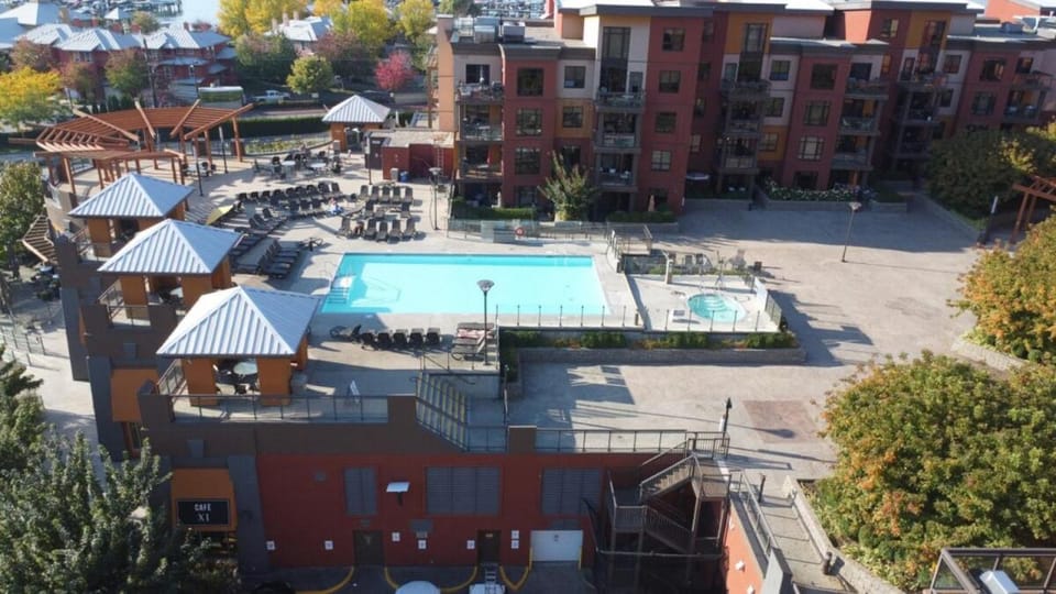 Luxury Playa Del Sol Condo 435 w Pool, Hot Tub & Beach Nearby House in Kelowna