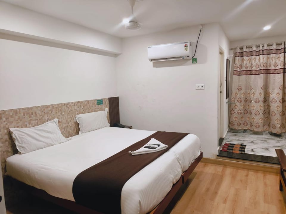 Bed, Photo of the whole room, Bedroom, towels, air conditioner