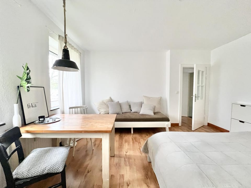 Bed, Seating area, Dining area