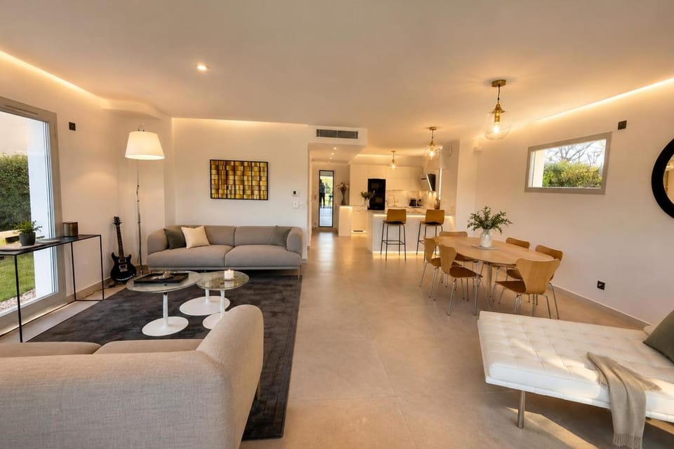 Contemporary luxury villa in Antibes 3 bedrooms 6 guests Pool & parki Villa in Antibes
