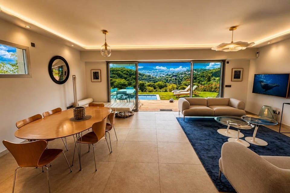 Contemporary luxury villa in Antibes 3 bedrooms 6 guests Pool & parki Villa in Antibes