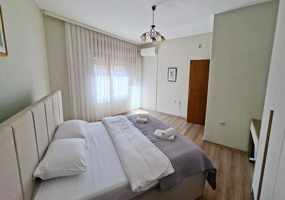 Bed, Bedroom, wardrobe, air conditioner