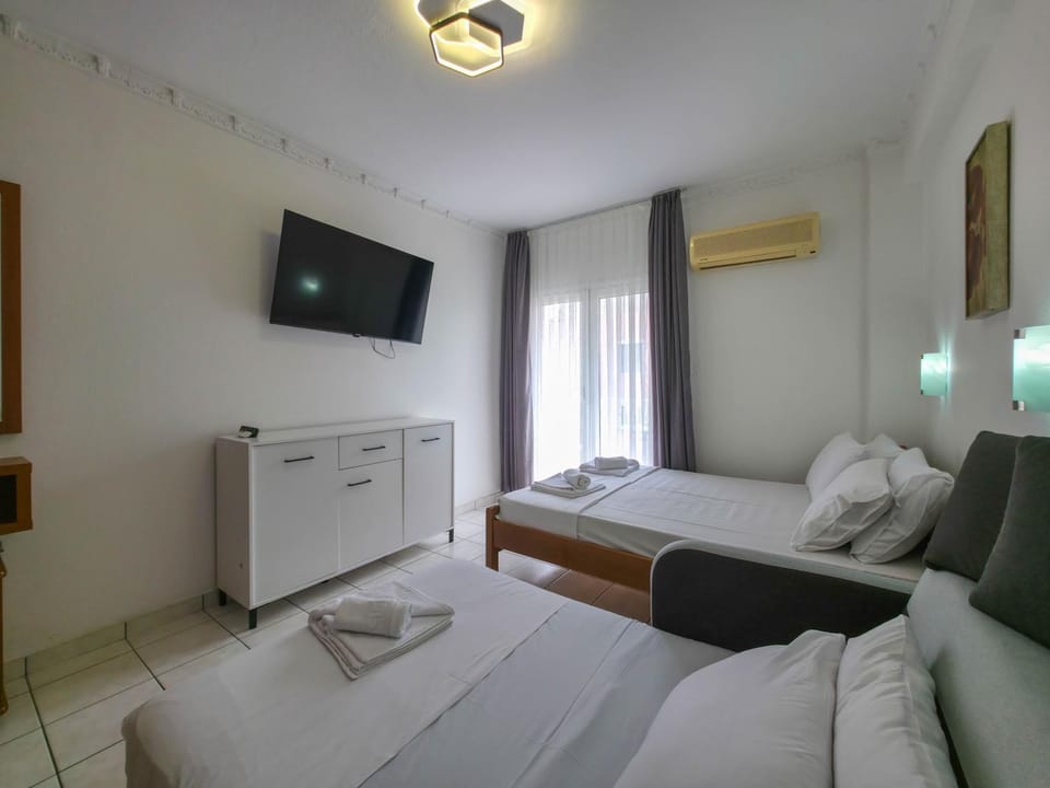 Bed, TV and multimedia, Photo of the whole room, Evening entertainment, Bedroom, towels