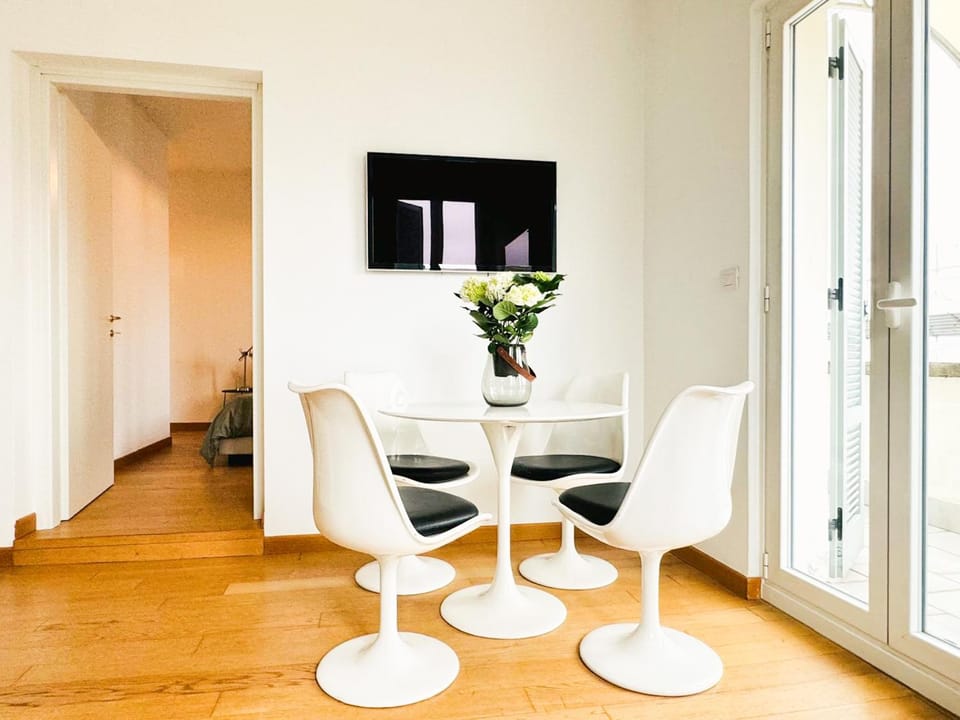 TV and multimedia, Living room, Seating area, Dining area