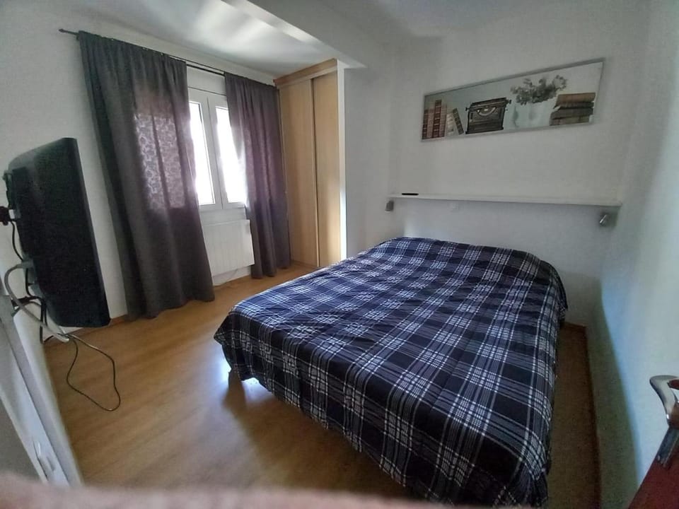 TV and multimedia, Photo of the whole room, Bedroom