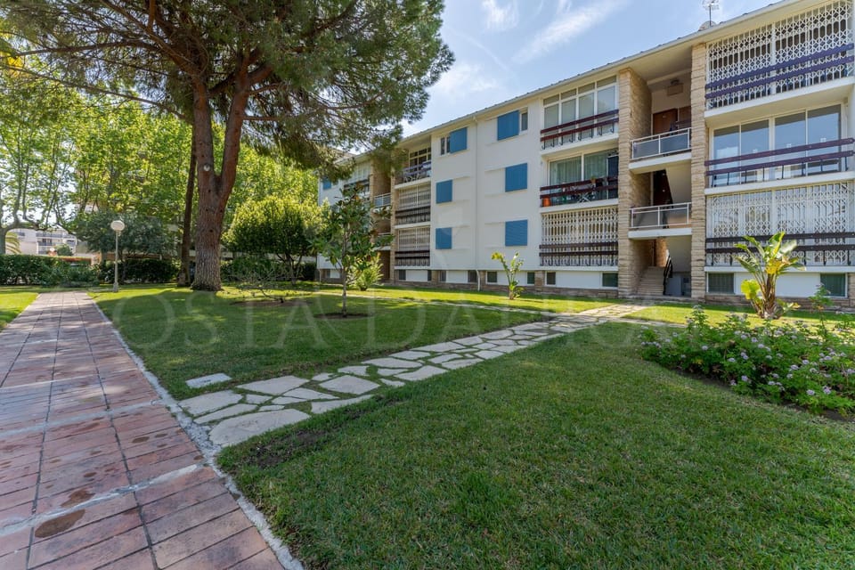 Property building, Day, Garden, Garden view