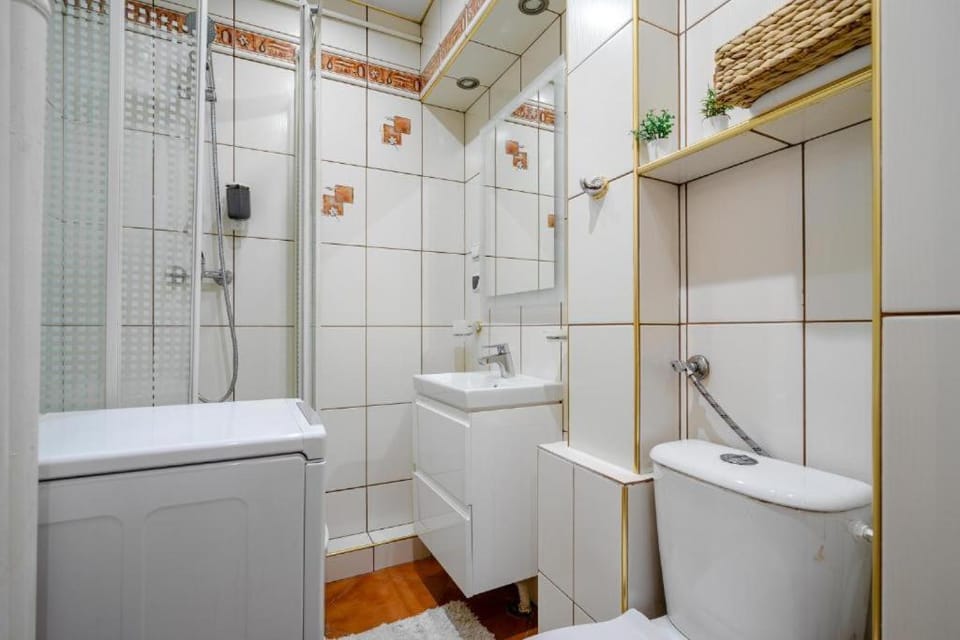 Shower, Bathroom, Kitchen or kitchenette