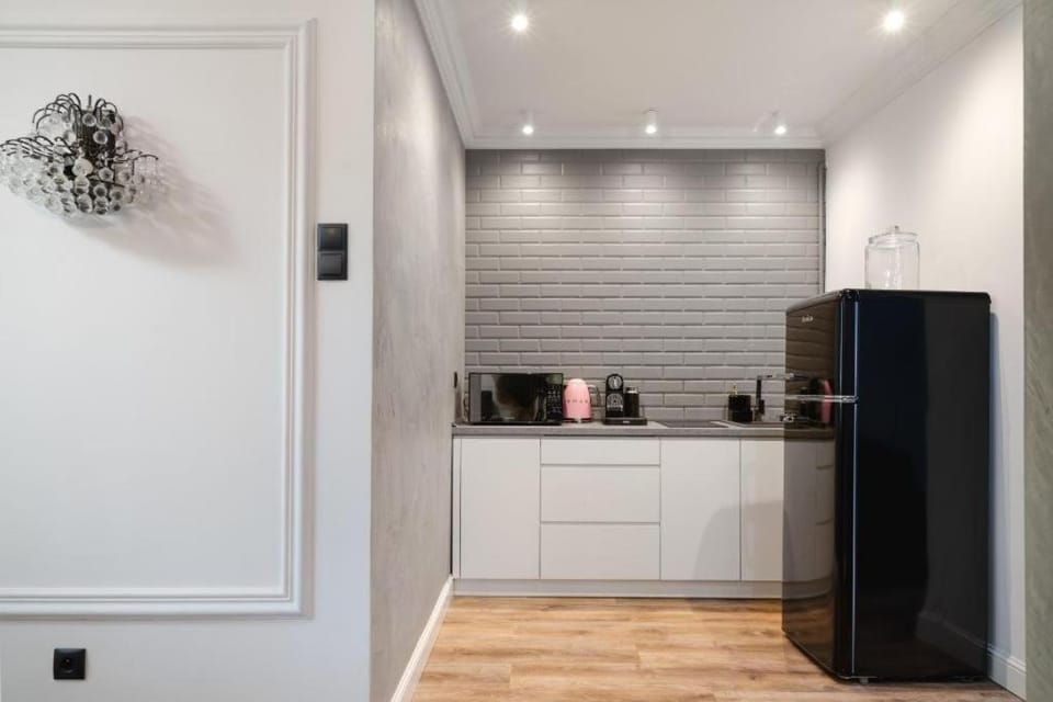 Kitchen or kitchenette, oven