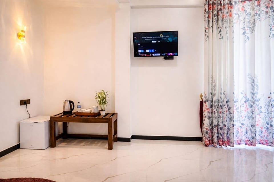Communal lounge/ TV room, TV and multimedia, minibar