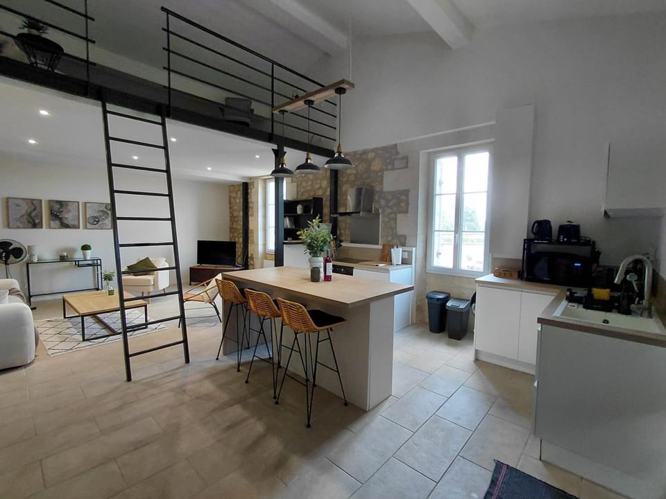 Coffee/tea facilities, Dining area, dishwasher, oven, stove, toaster