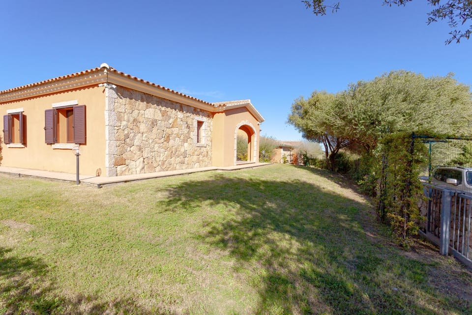 Property building, Day, Garden, Garden view
