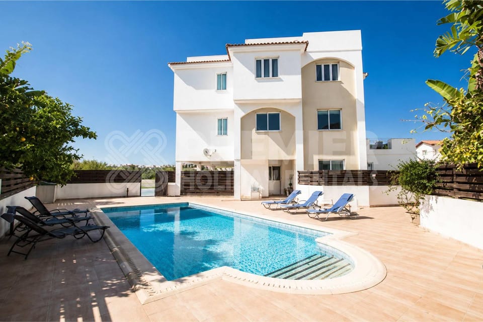 2BR Apartment with Pool - El Breeze by Premier Apartment in Paralimni
