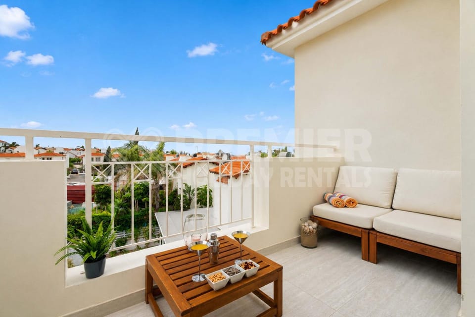 2BR Apartment with Pool - El Breeze by Premier Apartment in Paralimni