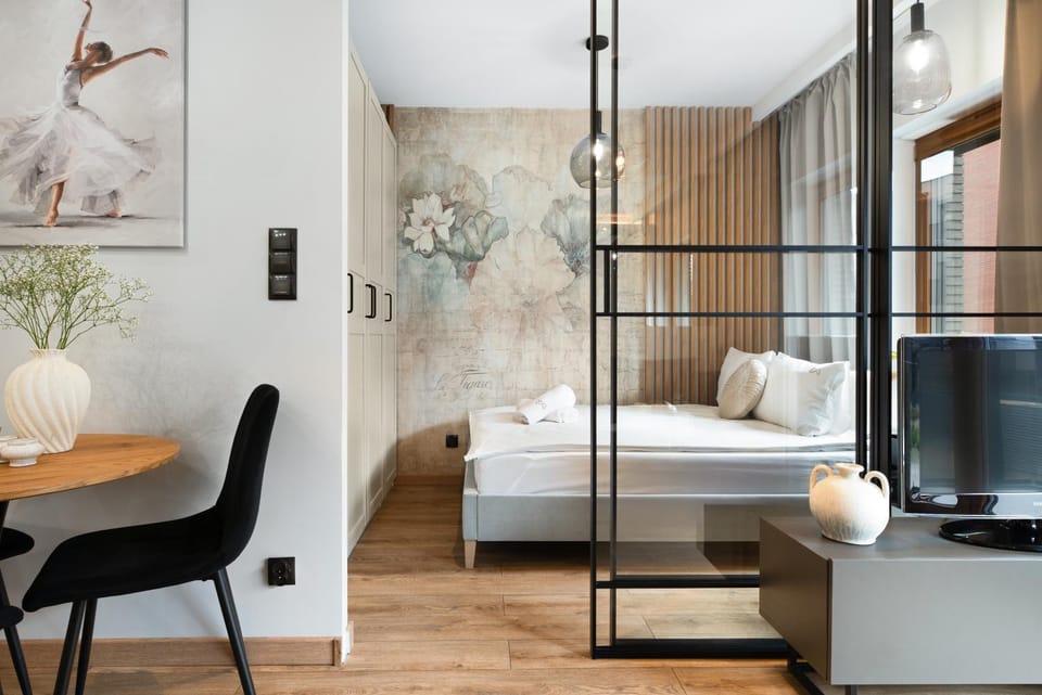 Bed, TV and multimedia, Living room, Seating area, Bedroom