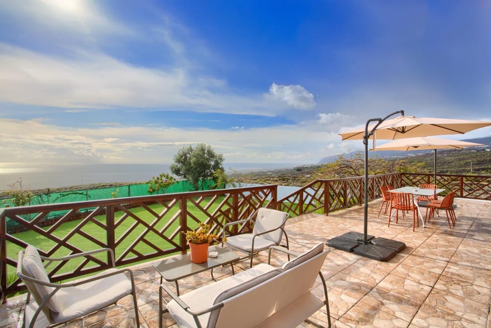 Property building, Balcony/Terrace, Living room