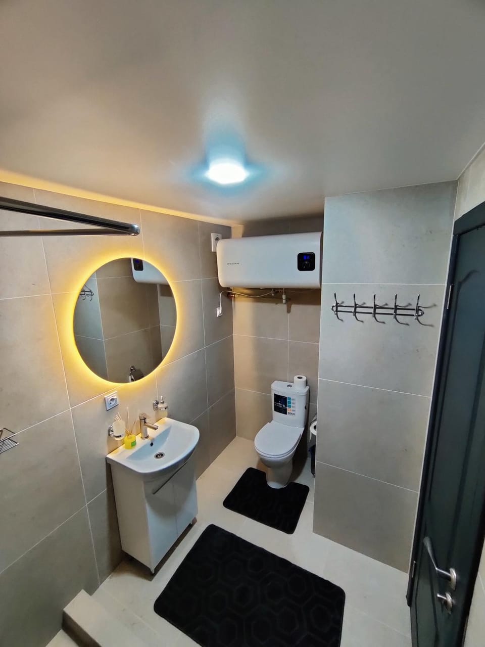 Shower, Toilet