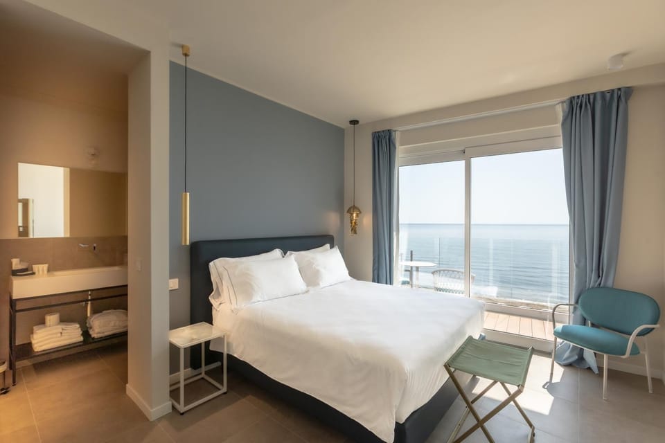 Bed, Natural landscape, Photo of the whole room, Bedroom, Sea view